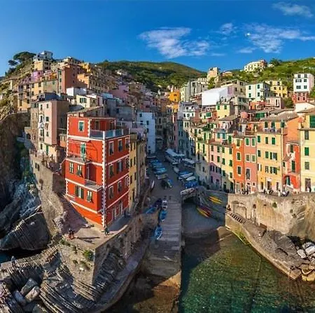 5 Terre Express Migliarina - Near Train Station * La Spezia